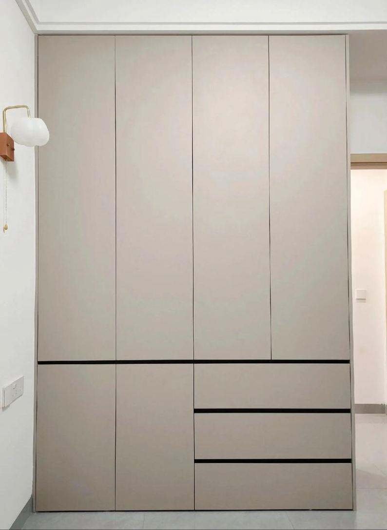 Modern Wooden Wardrobe for Clothes Storage Bedroom Cabinet with Large Capacity